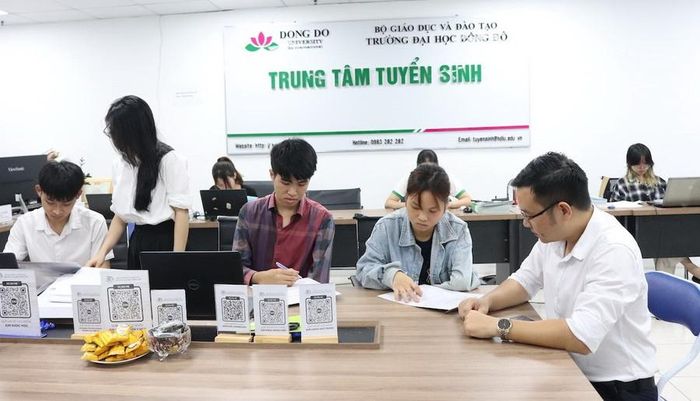  Thí sinh nhập học vào Trường ĐH Đông Đô. Ảnh: TG. 
