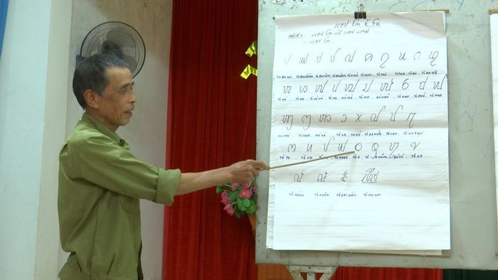 Thầy giáo không chuyên Quàng Văn Khóa giảng dạy chữ Thái cho các học viên.