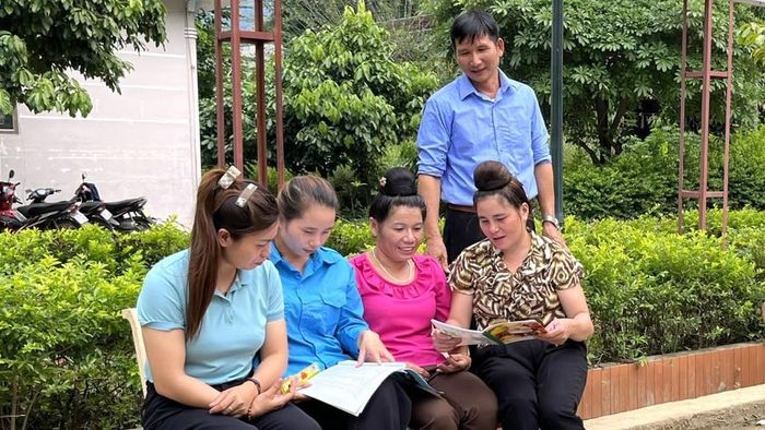 Các cán bộ xã Mường Khoa đang tập luyện đọc chữ Thái.