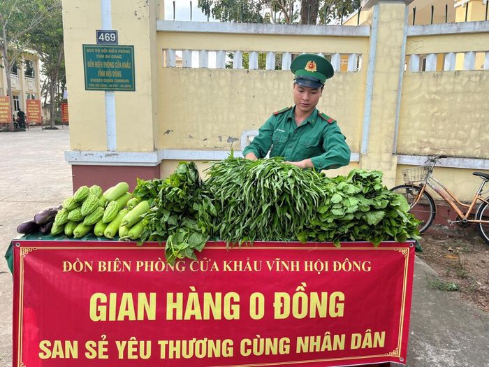 Mô hình “Gian hàng 0 đồng” san sẻ yêu thương cùng nhân dân được Đồn Biên phòng cửa khẩu Vĩnh Hội Đông tích cực triển khai thực hiện. Ảnh: Tuấn Kiệt