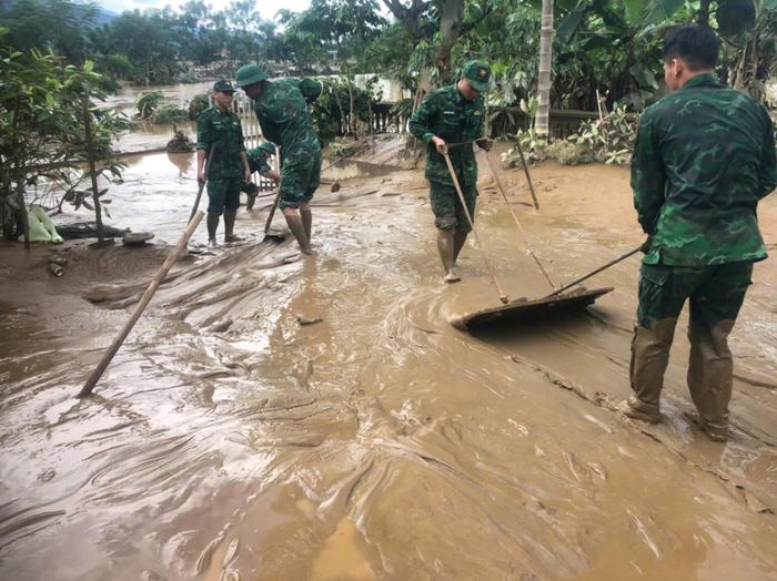 Với tinh thần vì nhân dân phục vụ, BĐBP Lào Cai đã có mặt ngay từ những giờ đầu giúp người dân khắc phục hậu quả bão Yagi. Ảnh: Nguyễn Hà
