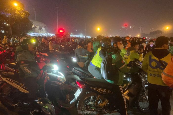 Đường Lê Đức Thọ, khu vực xung quanh sân vận động Mỹ Đình bắt đầu ùn tắc từ lúc 23h15 kéo dài đến hơn 1 tiếng sau.