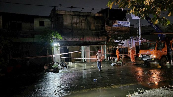 Lực lượng chức năng căng dây điều tra vụ cháy.