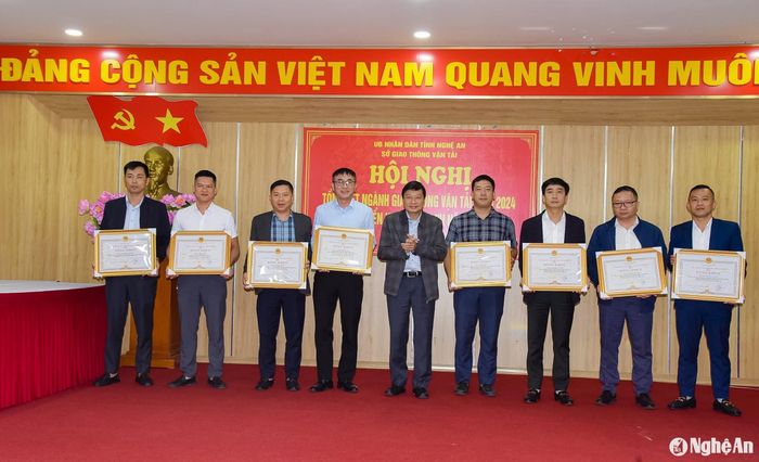 Đồng chí Lê Hồng Vinh - Ủy viên Ban Thường vụ Tỉnh ủy, Phó Chủ tịch Thường trực UBND tỉnh trao Bằng khen của Chủ tịch UBND tỉnh cho các cá nhân. Ảnh: TL