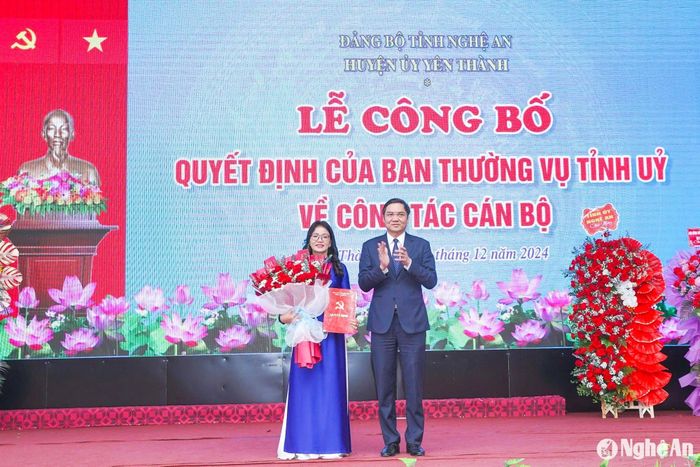 Đồng chí Hoàng Nghĩa Hiếu - Phó Bí thư Thường trực Tỉnh ủy, Chủ tịch HĐND tỉnh trao Quyết định tặng hoa chúc mừng đồng chí Trần Thị Bình. Ảnh: TL