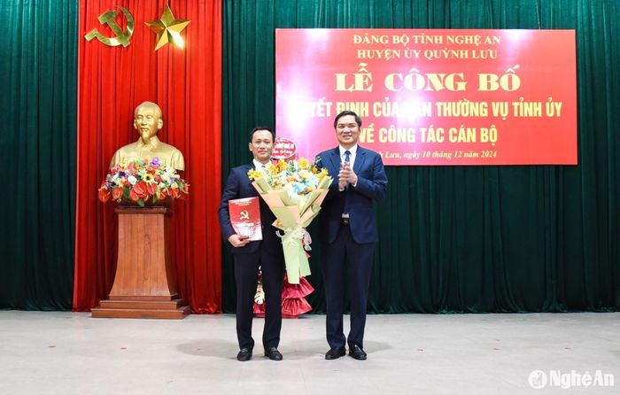 Đồng chí Hoàng Nghĩa Hiếu - Phó Bí thư Thường trực Tỉnh ủy, Chủ tịch HĐND tỉnh trao Quyết định tặng hoa chúc mừng đồng chí Trần Việt Dũng. Ảnh: TL
