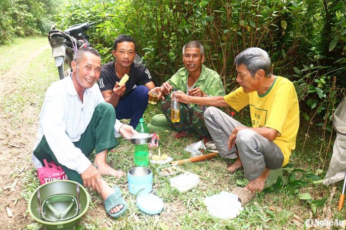 Người dân đi săn ong cả ngày thường ăn trưa qua loa bằng mấy cái bánh mì, tấm lương khô hay gói mì tôm để lấy sức ngồi chờ ong thăm ống. Ảnh: Huy Thư