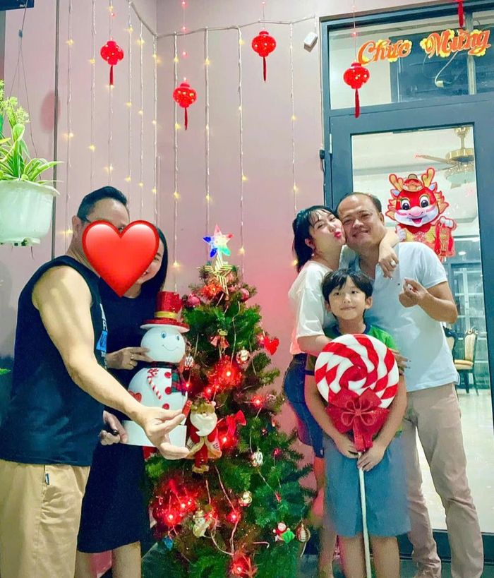 Con trai Phi Thanh Vân chung khung hình cùng bạn trai của mẹ. Ảnh: FB Phan Phuc Bao Long