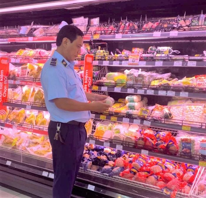 Cán bộ Cục Quản lý thị trường TP. Hải Phòng kiểm tra hàng hóa tại các trung tâm thương mại trên địa bàn
