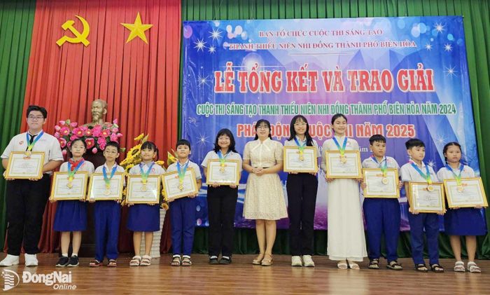 Bí thư Thành đoàn Biên Hòa Nguyễn Ngọc Thảo An trao giải cho các tác giả, nhóm tác giả. Ảnh: Thành đoàn Biên Hòa cung cấp