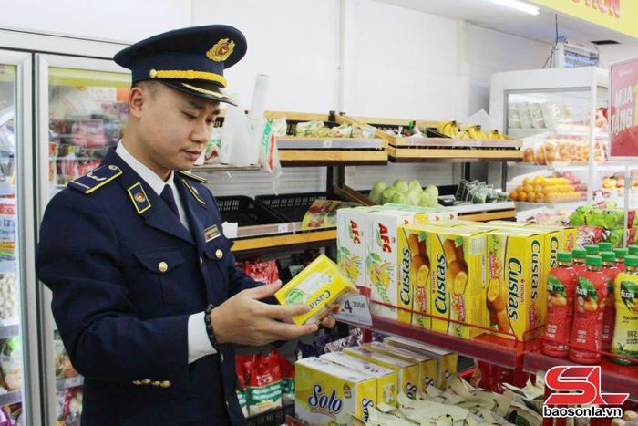 Đội QLTT số 1 kiểm tra tại cửa hàng WinMart phường Quyết Thắng, Thành phố.