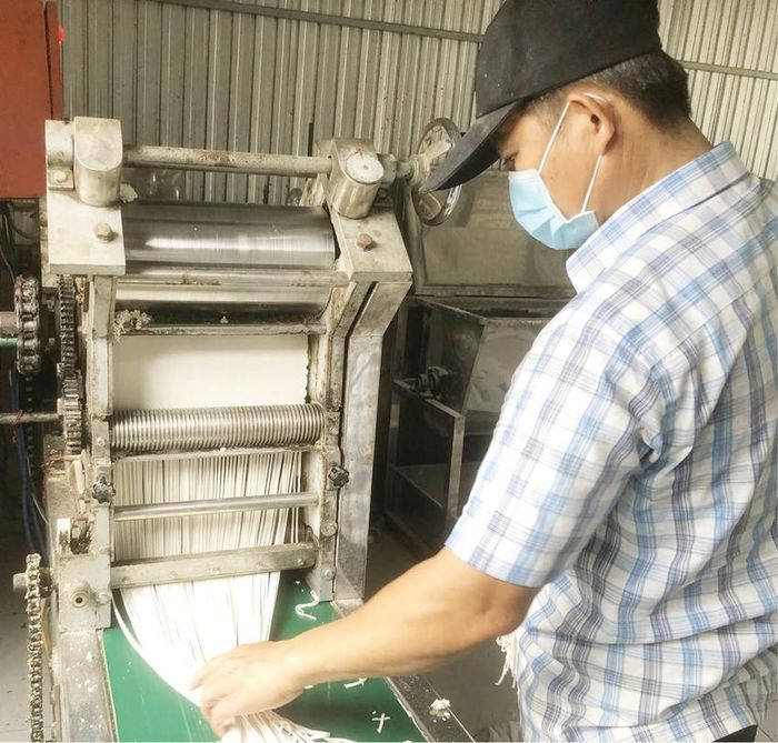  Từ vốn khuyến công, nhiều hộ gia đình ở Quảng Điền đầu tư máy móc để sản xuất mỳ lát khô