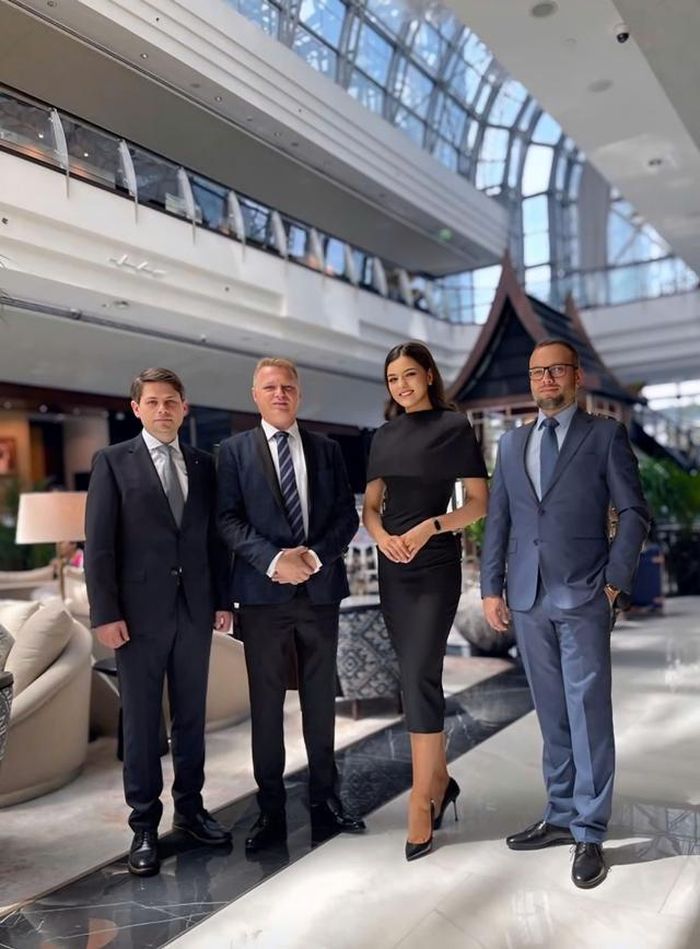 CEO Daniel Popa cùng Chủ tịch Bianca Tirsin (bên trái là trợ lý CEO Nicolae Patlati, bên phải là giám đốc phát triển phần mềm Cristian Bronescu)
