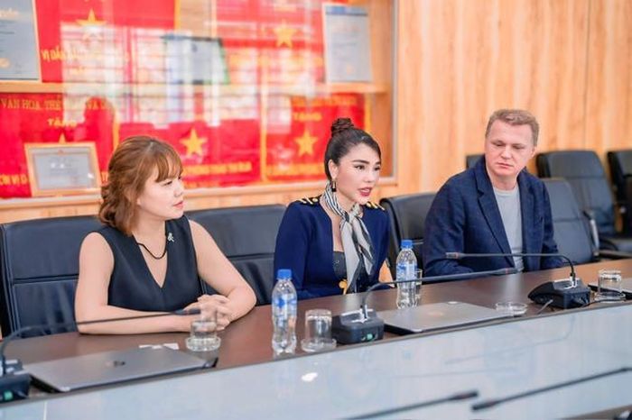 CEO Daniel Popa, Phó chủ tịch Châu Á Linda Hương trong cuộc họp trao đổi với đối tác tại Việt Nam.
