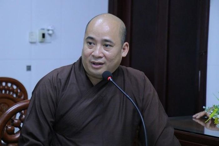 Đại đức Thích Trí Thuận, Phó ban kiêm Chánh Thư ký Ban Trị sự tỉnh phát biểu tại buổi họp
