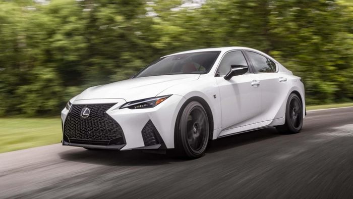 2. Lexus: 65/100 điểm.