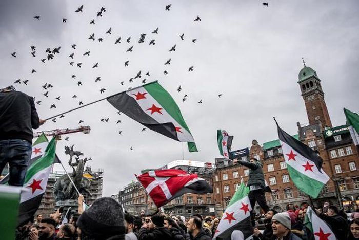 Người dân Syria tại Đan Mạch đổ ra đường ăn mừng sau sự sụp đổ của chính quyền Tổng thống Bashar al-Assad. Nguồn: Ritzau Scanpix/Emil Nicolai Helms