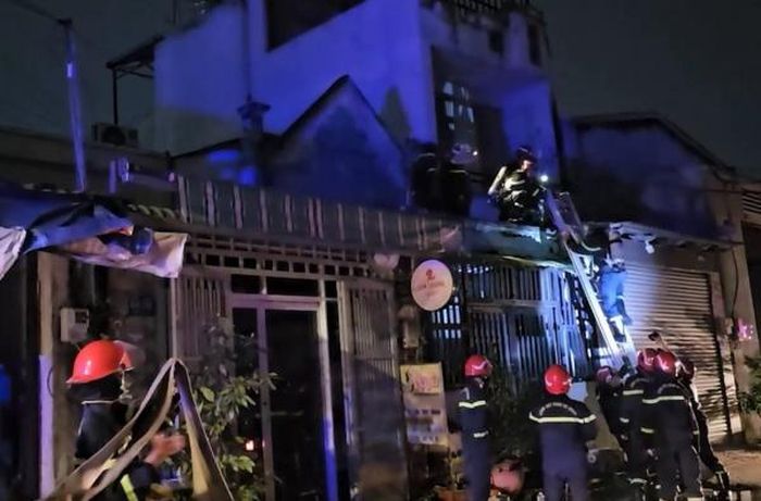 Cảnh sát tiếp cận hiện trường dập tắt đám cháy.