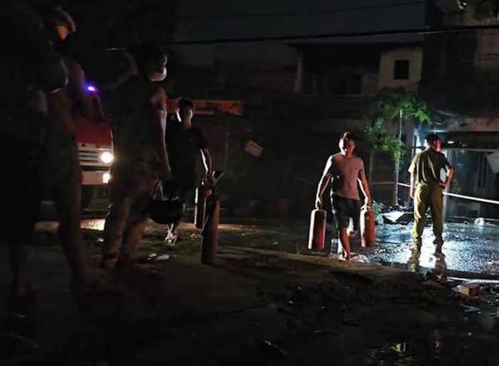 Người dân huy động bình chữa cháy nhưng không thể khống chế ngọn lửa.