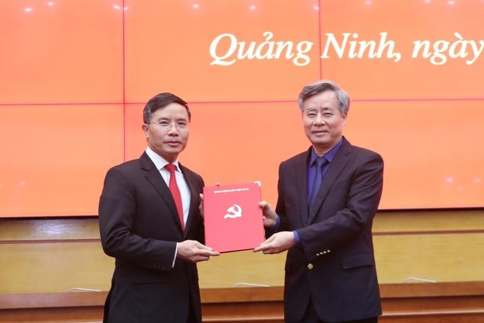 Ông Nguyễn Quang Dương, Phó Ban Tổ chức Trung ương, trao Quyết định cho ông Phạm Đức Ấn, Phó Bí thư Tỉnh ủy Quảng Ninh. Ảnh: ĐP