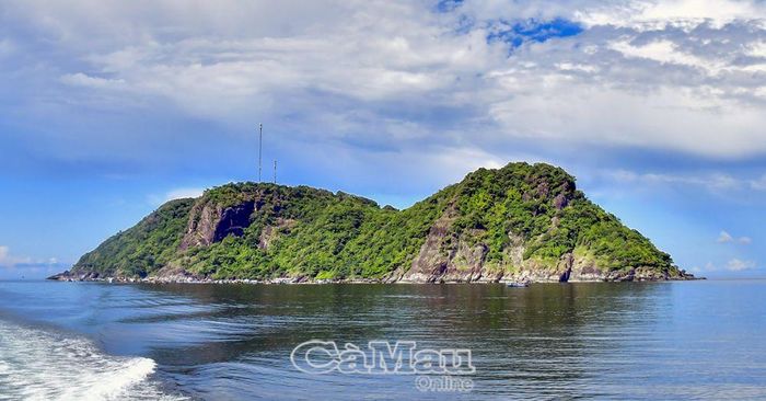 Vùng biển và hải đảo Cà Mau có lợi thế “mưa thuận, gió hòa”, tạo thuận lợi trong các hoạt động sản xuất, bảo đảm quốc phòng - an ninh, tạo nét đẹp và sức sống nơi đại dương xanh. (Trong ảnh: Khu vực biển và đảo Hòn Chuối, thị trấn Sông Ðốc, huyện Trần Văn Thời).