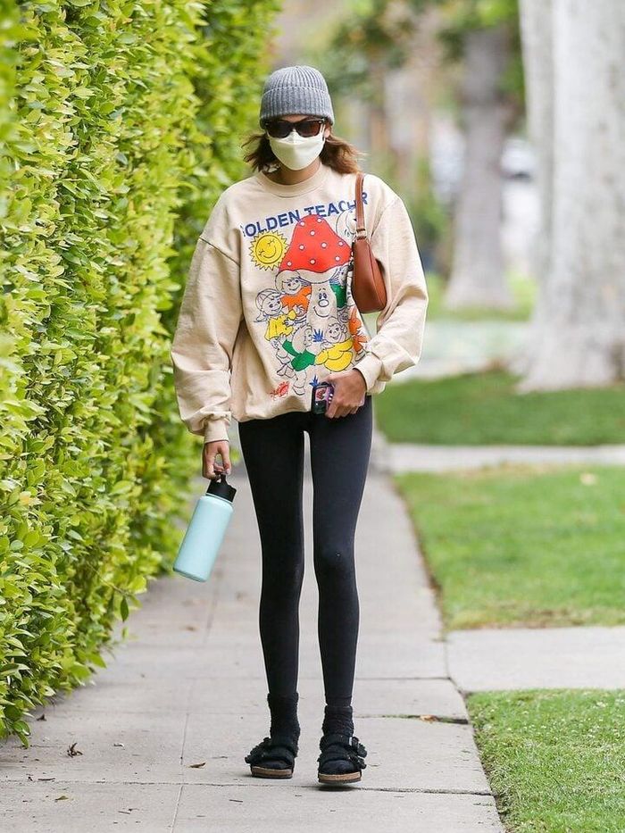 Quần legging có tính đàn hồi cao, ôm sát cơ thể và tạo sự thoải mái khi diện cùng áo nỉ.