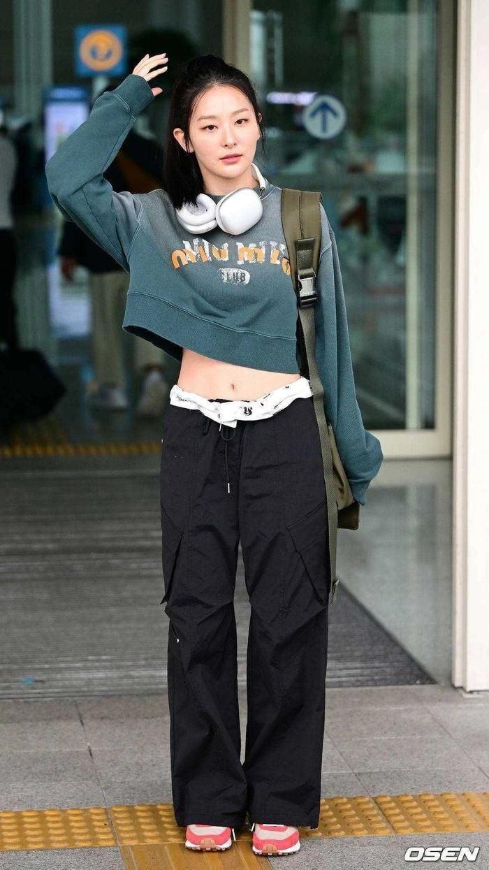 Áo nỉ phối cùng quần jogger tạo vẻ ngoài sành điệu.