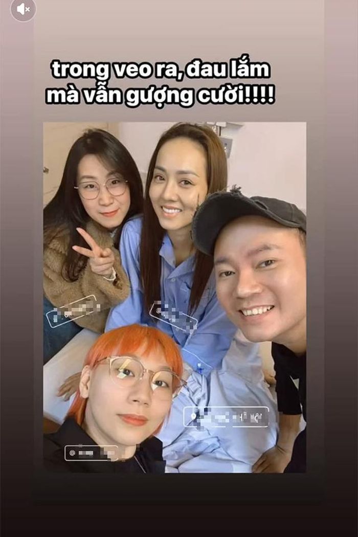 Vợ NSND Công Lý được bạn bè đến thăm.