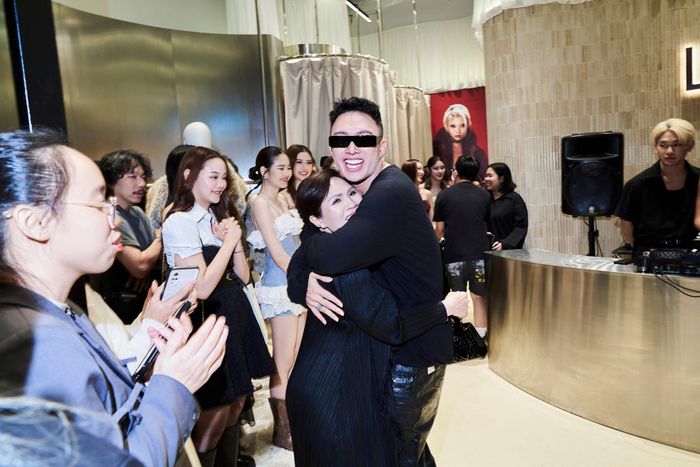Founder LSOUL Trọng Lâm xúc động ôm mẹ trong sự kiện khai trương flagship store đầu tiên tại Thái Lan.