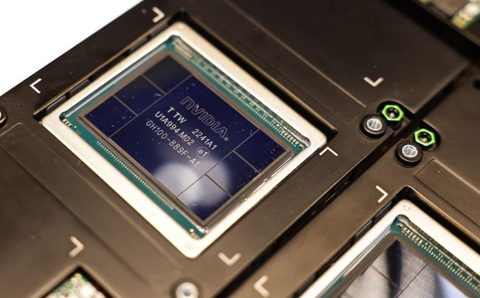  Đơn vị xử lý đồ họa (GPU) siêu máy tính trí tuệ nhân tạo HGX H100 của Nvidia. Ảnh: I-Hwa Cheng/Bloomberg. 