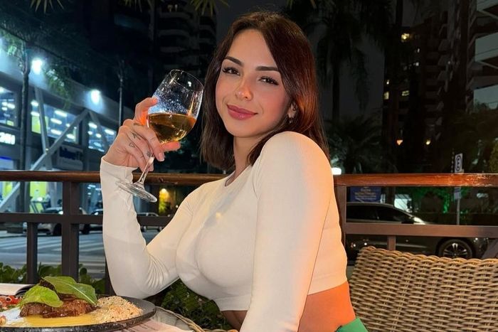  Sống ở São Paulo, Karol làm người mẫu và có hơn 870.000 người theo dõi trên Instagram. Trên mạng xã hội, cô chủ yếu chia sẻ hình ảnh và video về việc tập luyện, chế độ dinh dưỡng và đi du lịch. Có ngoại hình nóng bỏng, cô thường xuyên diện những bộ trang phục gợi cảm, cắt xẻ táo bạo. 