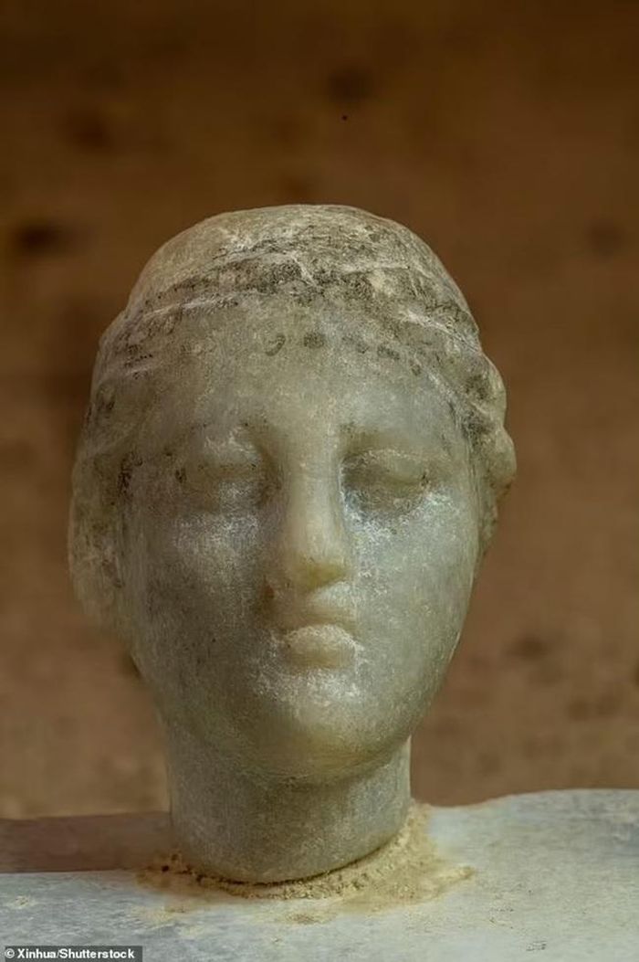 Các nhà khảo cổ học đã phát hiện ra một bức tượng có thể mô tả Cleopatra VII, Nữ hoàng Ai Cập nổi tiếng với vẻ đẹp và trí thông minh, người trị vì từ năm 51 đến năm 30 trước Công nguyên