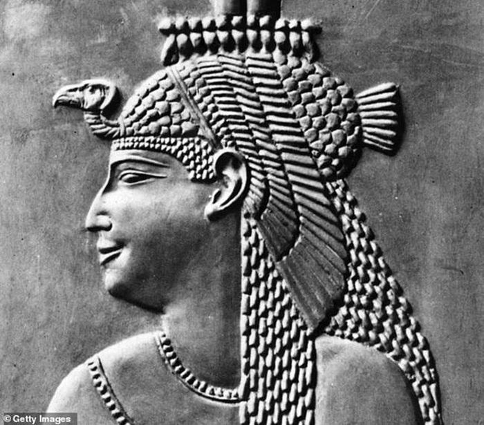 Cleopatra trị vì từ năm 51 TCN đến năm 30 TCN - cho đến ngày bà qua đời. Bà là nữ hoàng của Ai Cập và là người cuối cùng và nổi tiếng nhất của triều đại Ptolemaic