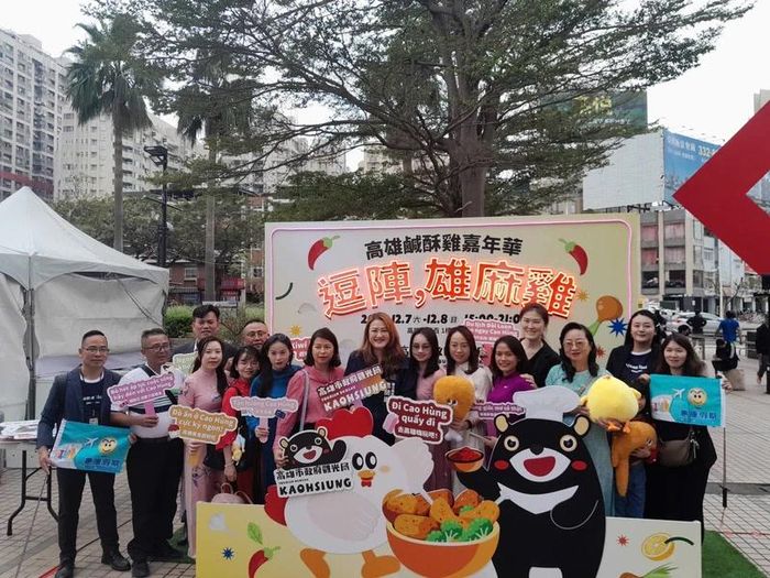 Nhiều du khách Việt Nam hào hứng tham dự Lễ hội gà rán 2024 ở thành phố Cao Hùng, Đài Loan (Trung Quốc). Ảnh HỒNG CHÂU
