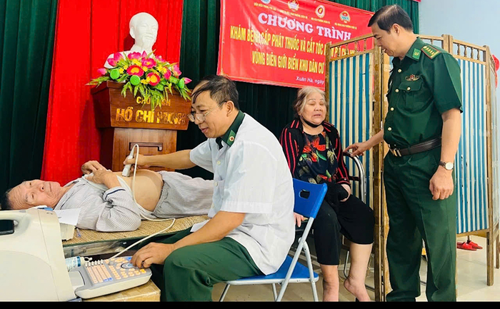 Thiếu tá QNCN, y sĩ Ninh Công Khánh khám, chữa bệnh miễn phí cho nhân dân. 