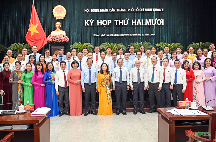 Lãnh đạo Thành ủy, UBND TP Hồ Chí Minh và các đại biểu tại kỳ họp.