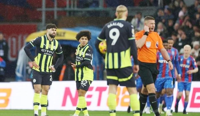 HLV Guardiola có mối quan tâm trước mắt là ngăn chặn sự sa sút bất thường của Man.City.