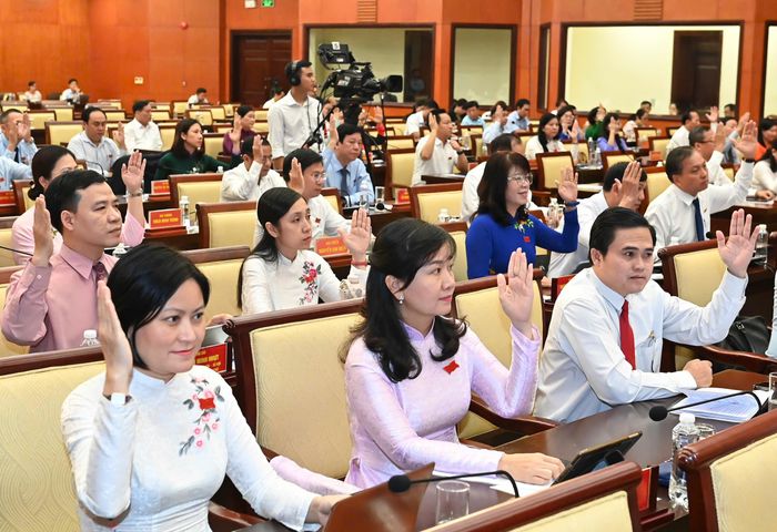  ĐB biểu quyết thông qua các dự thảo nghị quyết. Ảnh: VIỆT DŨNG 