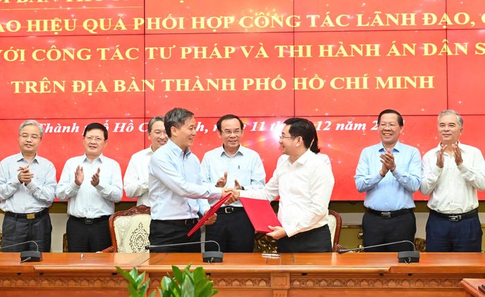  TPHCM và Bộ Tư pháp ký kết chương trình phối hợp trong công tác tư pháp và thi hành án dân sự. Ảnh: VIỆT DŨNG 
