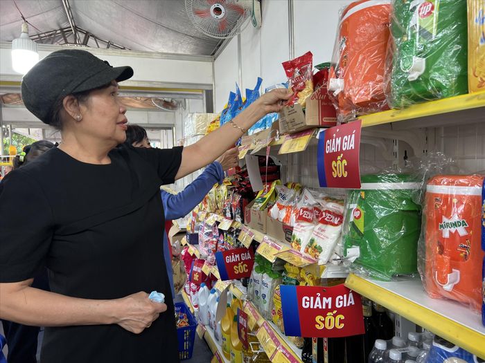 Hàng Tết giá rẻ phục vụ người có thu nhập thấp ở TPHCM. Ảnh: U.P