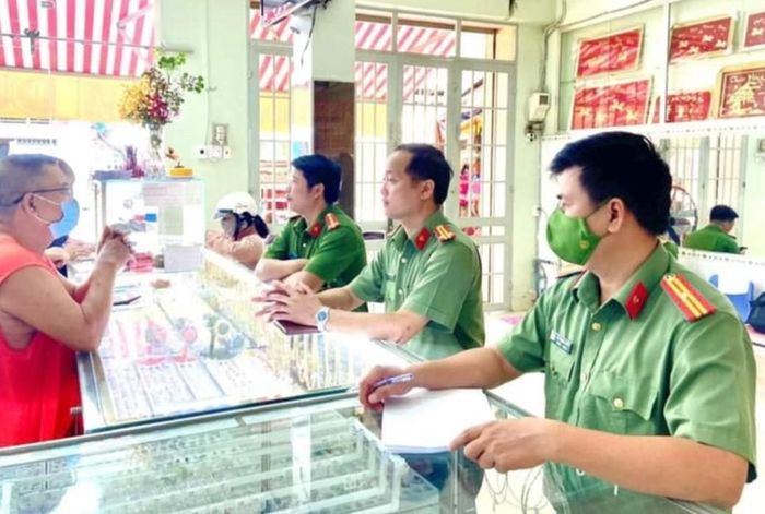 Công an Bình Dương kiểm tra các cơ sở kinh doanh ngành nghề có điều kiện về an ninh trật tự