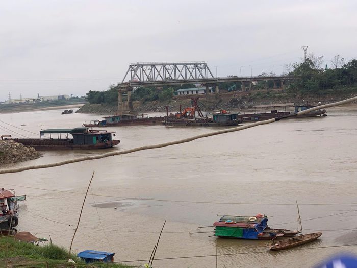 Phía dưới lòng sông Hồng, máy móc cũng được tập kết cho phương án tháo dỡ cầu Phong Châu.