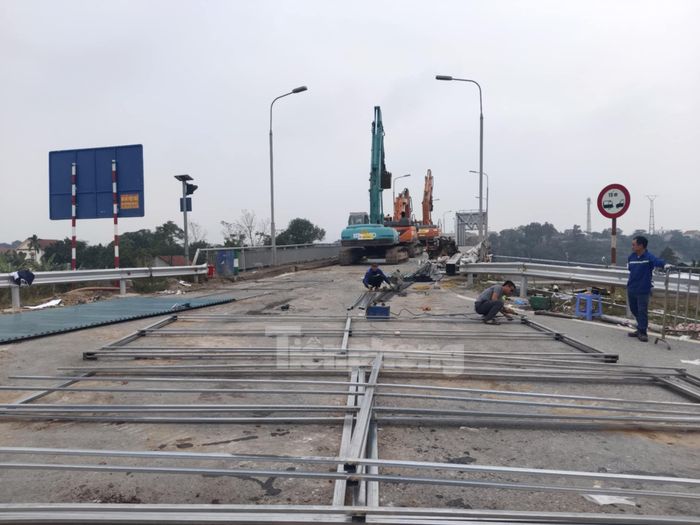 Các công nhân đang tiến hành thi công chuẩn bị phương án tháo dỡ.