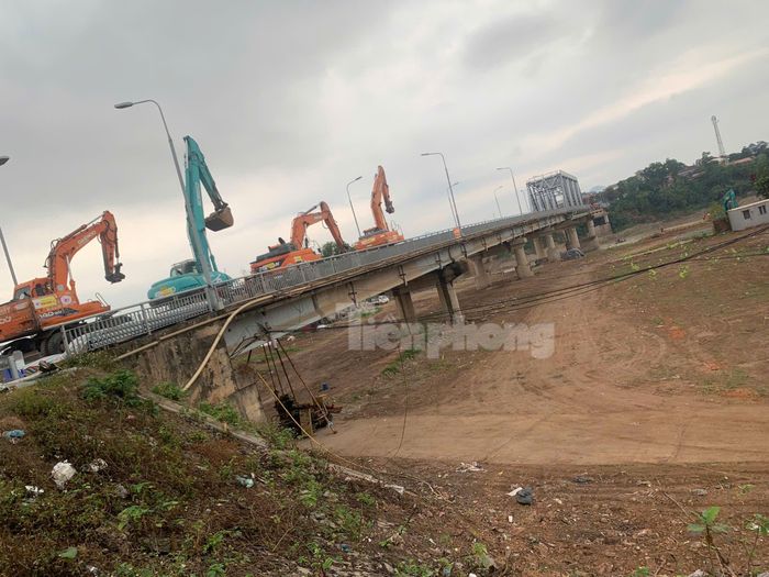Nhiều máy xúc cỡ lớn được tập kết chuẩn bị cho phương án phá dỡ.