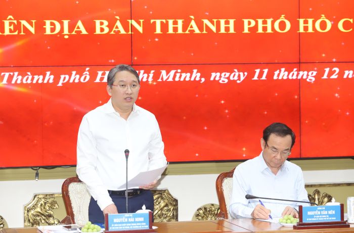 Bộ trưởng Bộ Tư pháp Nguyễn Hải Ninh trao đổi tại buổi làm việc. Ảnh: Ngô Tùng