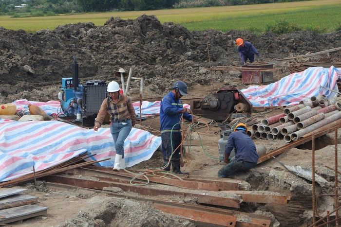 Công nhân khẩn trương thi công trên tuyến cao tốc