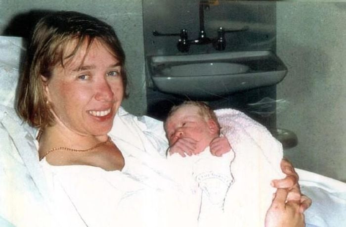 Abbie bên mẹ lúc mới chào đời năm 1994. Ảnh: Mirror