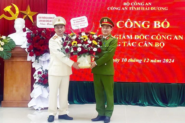 Trưởng Công an thị xã Kinh Môn Nguyễn Ngọc Ánh nhận hoa chúc mừng khi được điều động nhận nhiệm vụ mới.