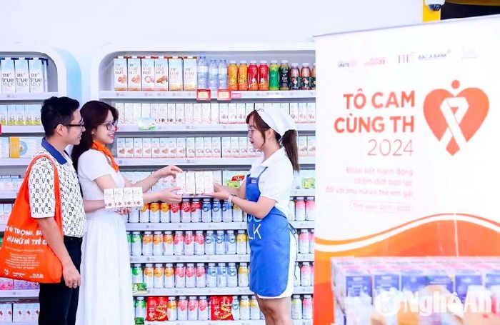 Khách hàng tham gia cùng chiến dịch Tô cam. Ảnh: VFS