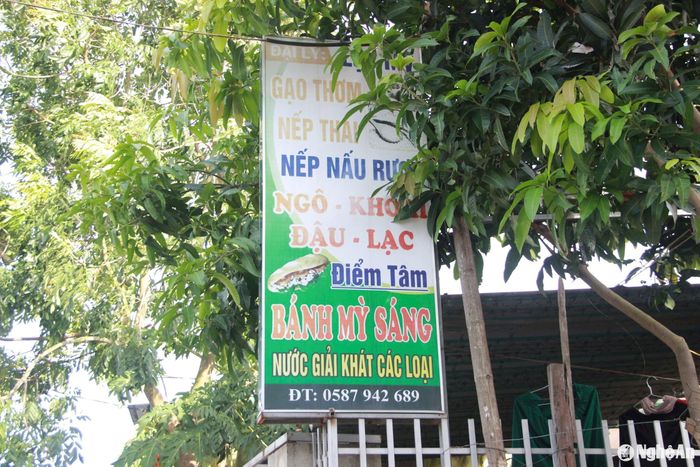 Những biển quảng cáo không có địa chỉ do không có tên đường, số nhà. Ảnh: Q.A